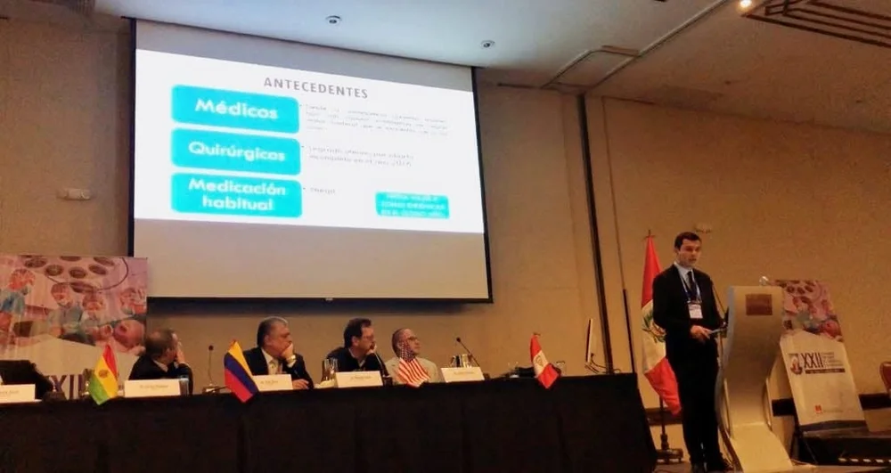 Dr. David Estela exponiendo un caso clínico en el Congreso de la Sociedad Peruana de Ginecología y Obstetricia