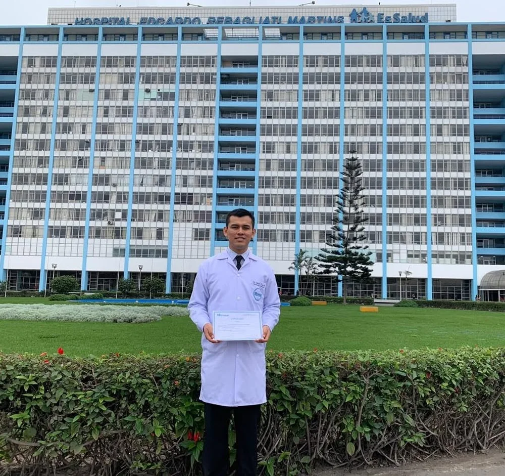 Dr. David Estela en el Hospital Nacional Edgardo Rebagliati Martins